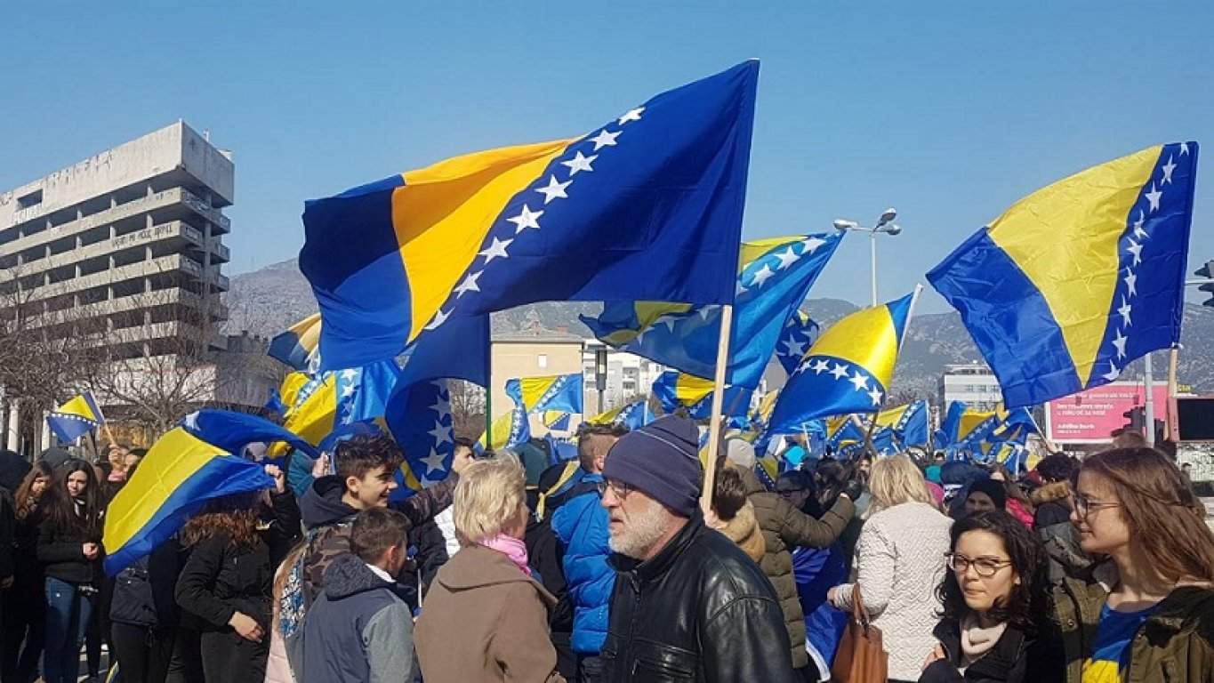Djeca sa zastavama BiH šetala Mostarom povodom Dana nezavisnosti