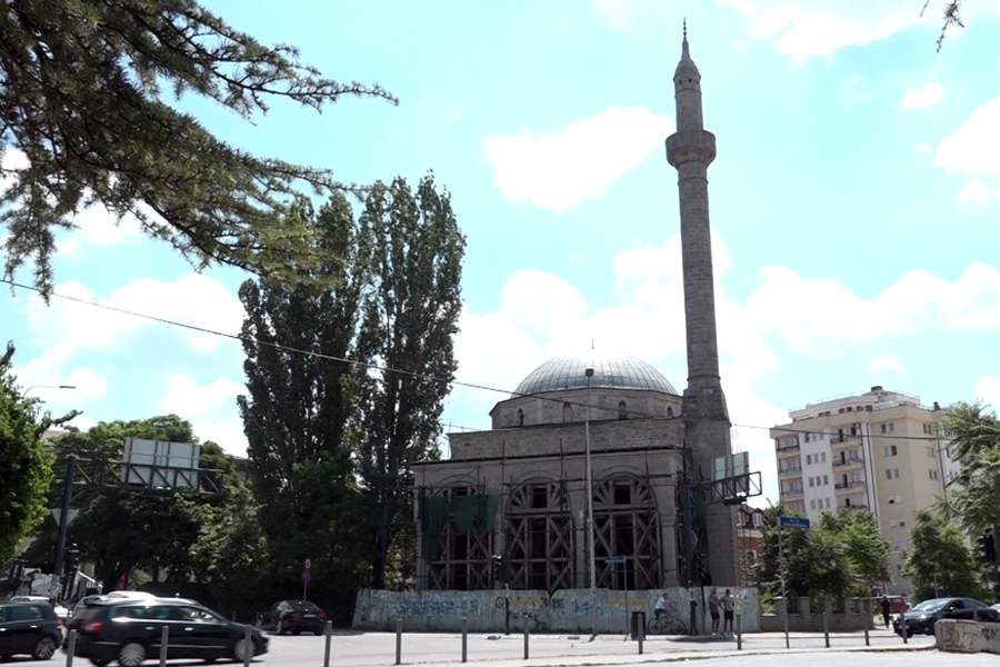 Šokantan video s Kosova: Džamija u Prištini postala leglo droge i nemorala!