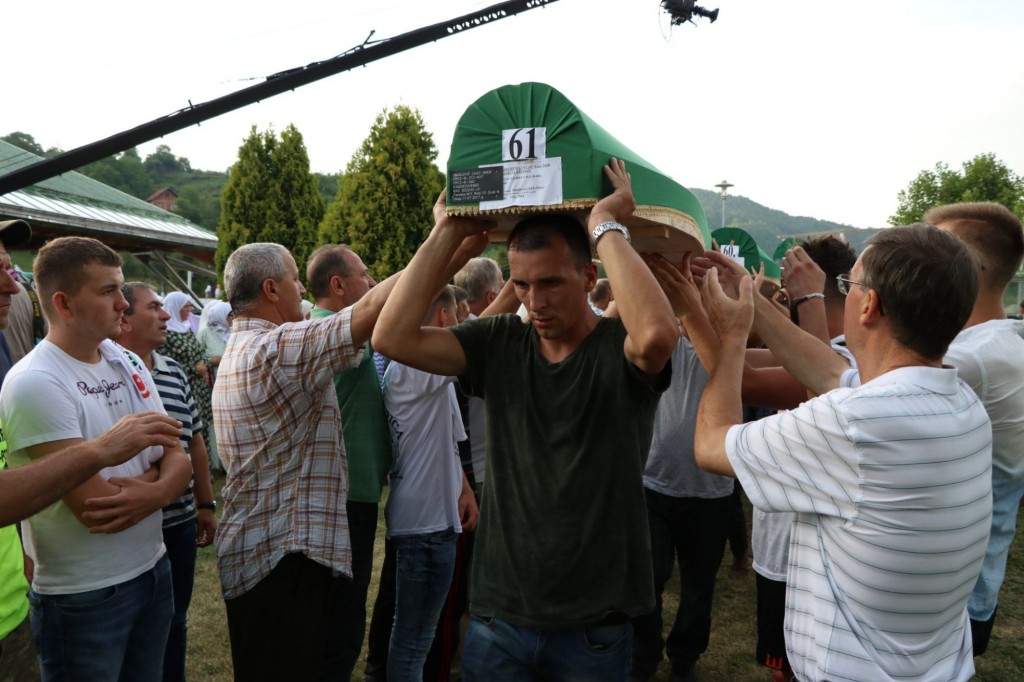 Hiljade ljudi i dalje pristižu u Potočare