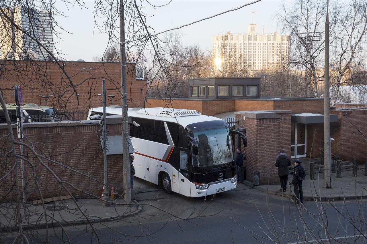 Tri autobusa s američkim diplomatama krenula iz Moskve