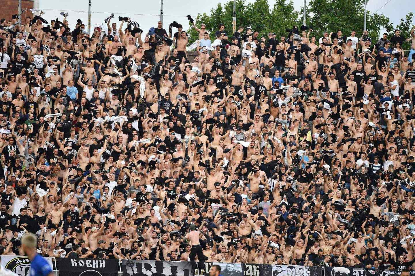 Sramotna poruka Beograda: Grobari na godišnjicu genocida skandirali Ratku Mladiću (VIDEO)
