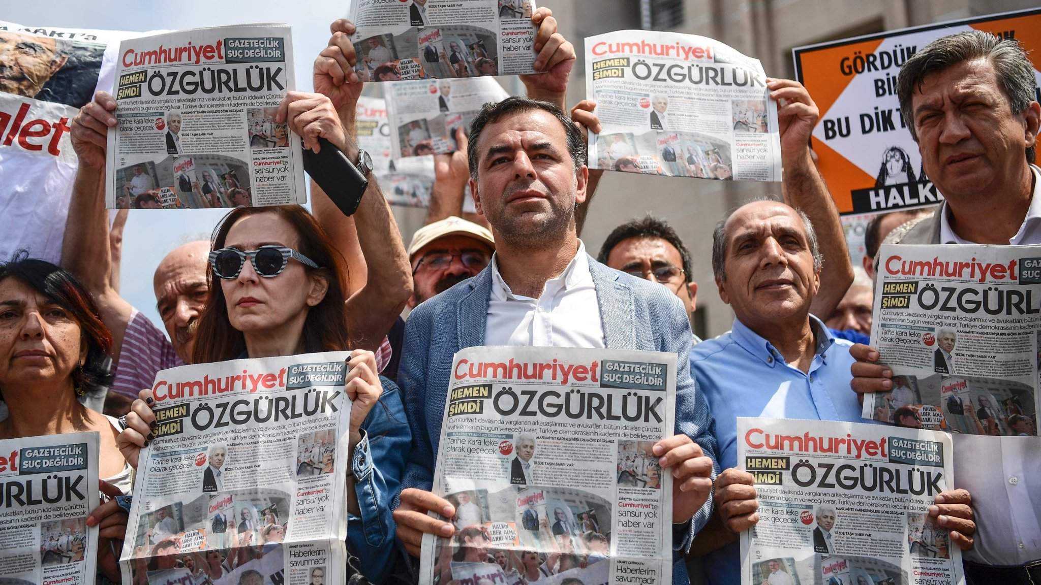 Turska: Osuđeno 14 urednika i novinara 'Cumhuriyeta'