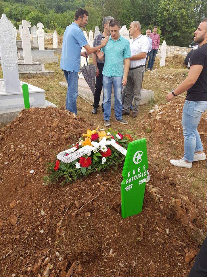 enes.jpg - Hiljade vjernika iz BiH oprostilo se od novinarskog barda Enesa Ratku&scaron;ića