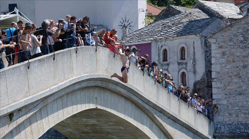 Mostar: Skokom bez aplauza odana počast žrtvama genocida u Srebrenici