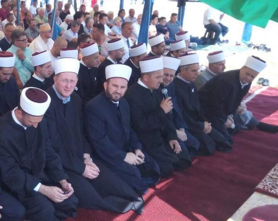 (Foto: Avaz.ba) - Klanjana kolektivna dženaza u Kozarcu za tri prijedorske žrtve
