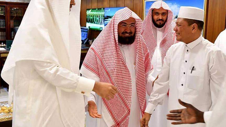 Sveta mjesta za ibadet, ne za političke slogane