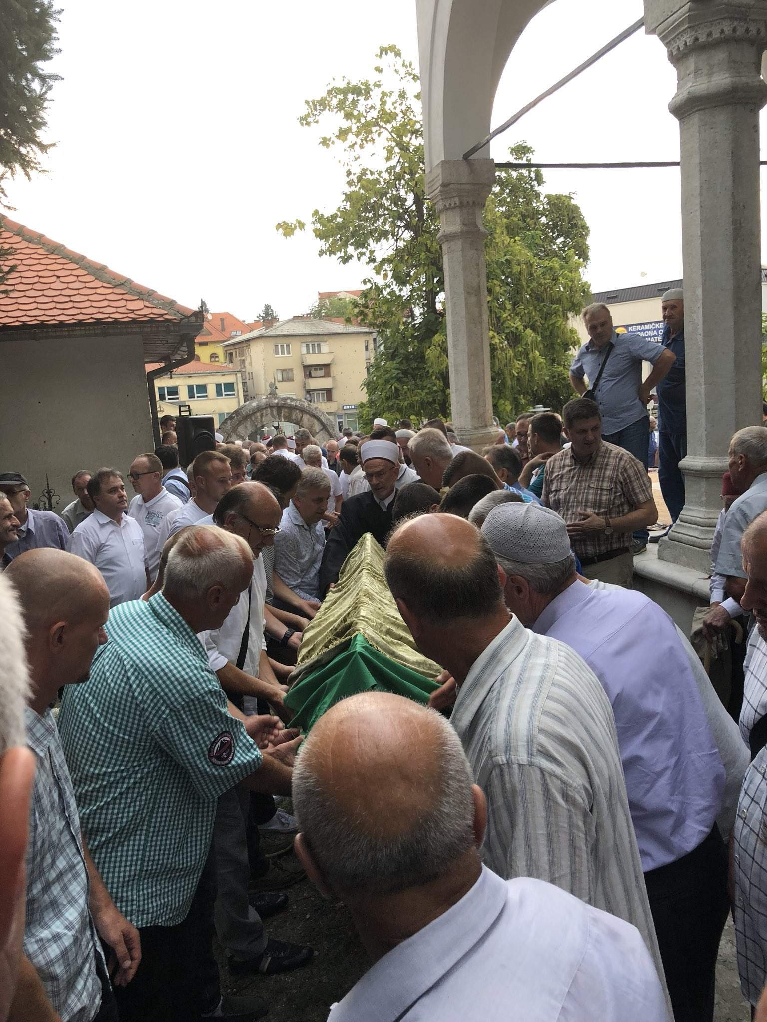 Sa dženaze mr. Adem ef. Hadžića Omer Cetres/Twitter -