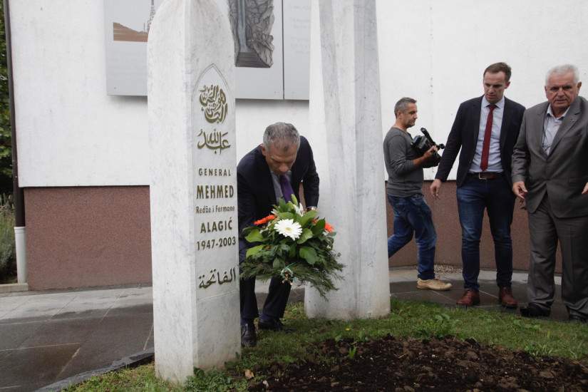 Radončić položio cvijeće na mezar generala Mehmeda Alagića 