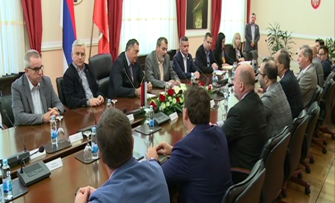 Šešeljev potrčko Srđa Trifković angažirao propale političare da lobiraju za otcjepljenje RS