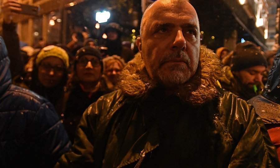 Kojo: Abdiciraj, kralju svega što ti pada na pamet, abdiciraj, samokrunisani...