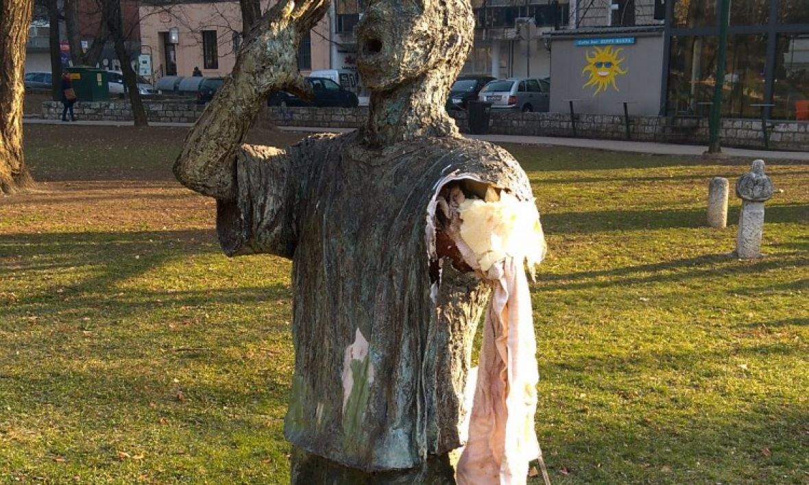 Ponovo oštećena skulptura "Nermine, dođi!" u Velikom parku